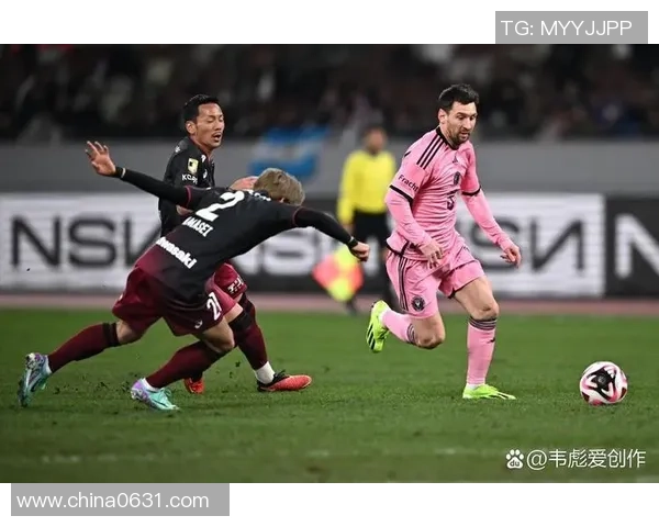 足球明星化身普通路人街头踢球引发围观球迷热议